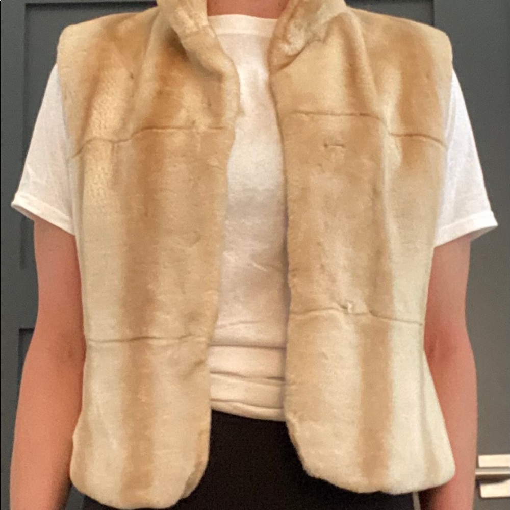 Real fur vest, hooks in front, very soft